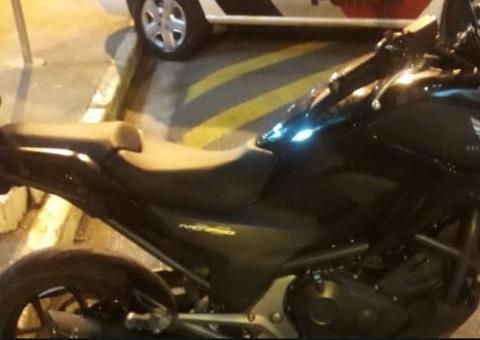 Para escapar da polícia, mulher pula de moto e abandona parceiro em Manaus