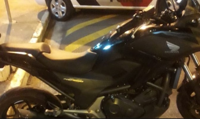 Para escapar da polícia, mulher pula de moto e abandona parceiro em Manaus
