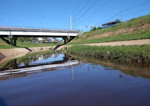 Idoso que caiu em igarapé durante chuva torrencial segue desaparecido em Manaus