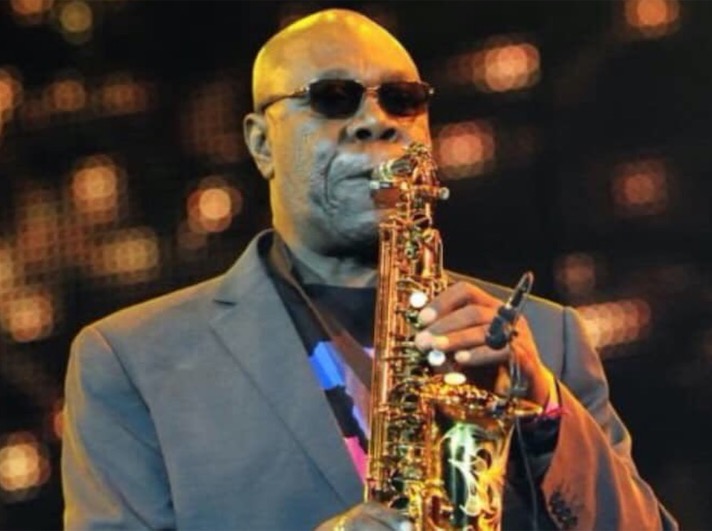 Lenda do jazz, Manu Dibango morre após ser diagnosticado com Covid-19 