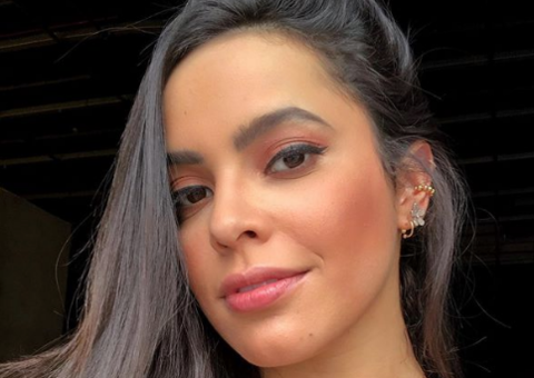 Ex-BBB Mayla Araújo posa de biquíni minúsculo e web reage: 'Zero defeitos'