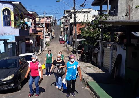 Maiores de 60 anos de Manaus são vacinados contra gripe em suas casas