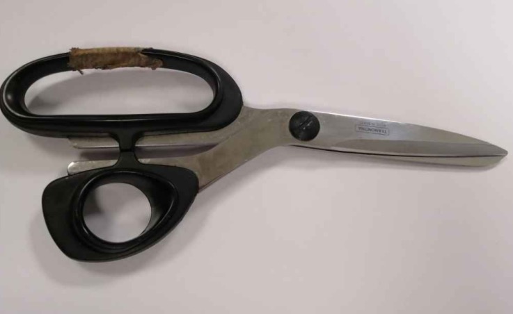 Armada com tesoura e revólver, dupla aterroriza clientes de lanchonete durante assalto em Manaus