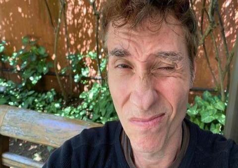 Cantor Dinho Ouro Preto é diagnosticado com coronavírus e faz relato 