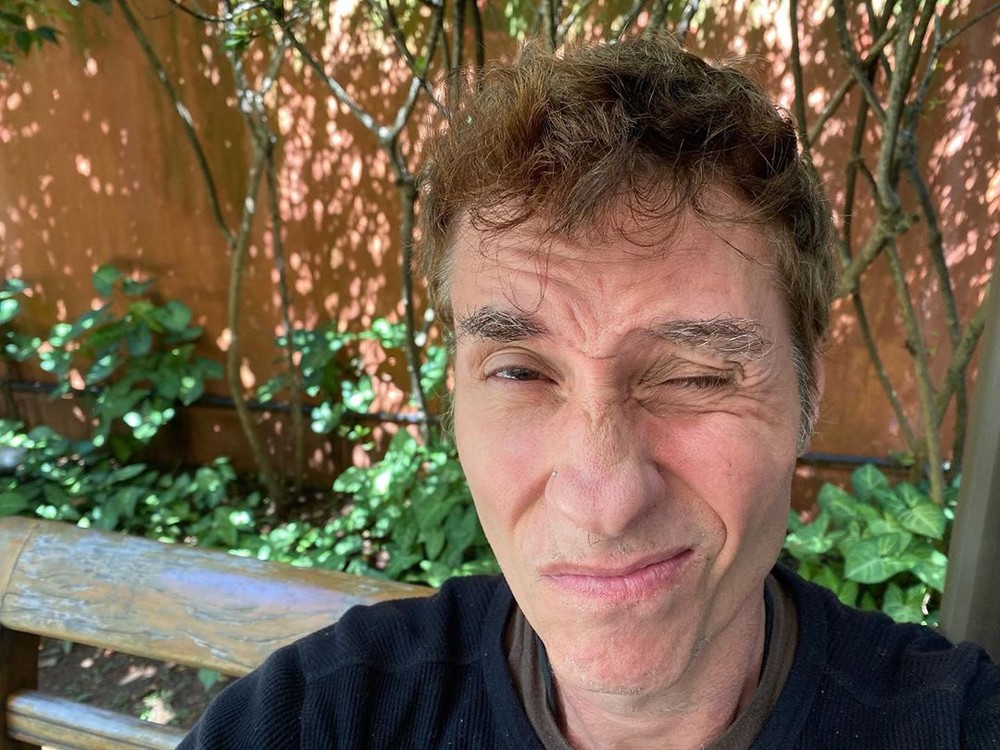 Cantor Dinho Ouro Preto é diagnosticado com coronavírus e faz relato 