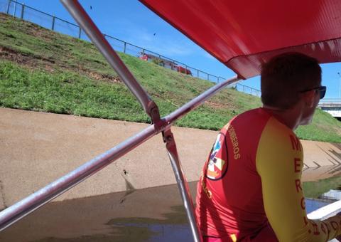 Bombeiros fazem 3º dia de buscas por idoso que caiu em igarapé em Manaus