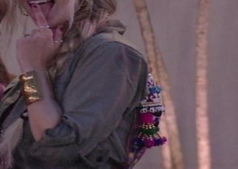 Após saída de Daniel, Marcela e Gizelly vão para debaixo do edredom e internautas apontam beijo 