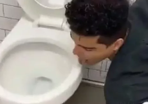 Após lamber vaso sanitário em desafio, influencer testa positivo para coronavírus 