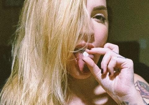 Ex-BBB Clara volta a trabalhar com striptease na internet durante quarentena