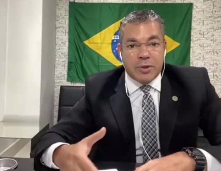 Médicos e enfermeiros ganham máscaras e álcool em gel de deputados no Amazonas 