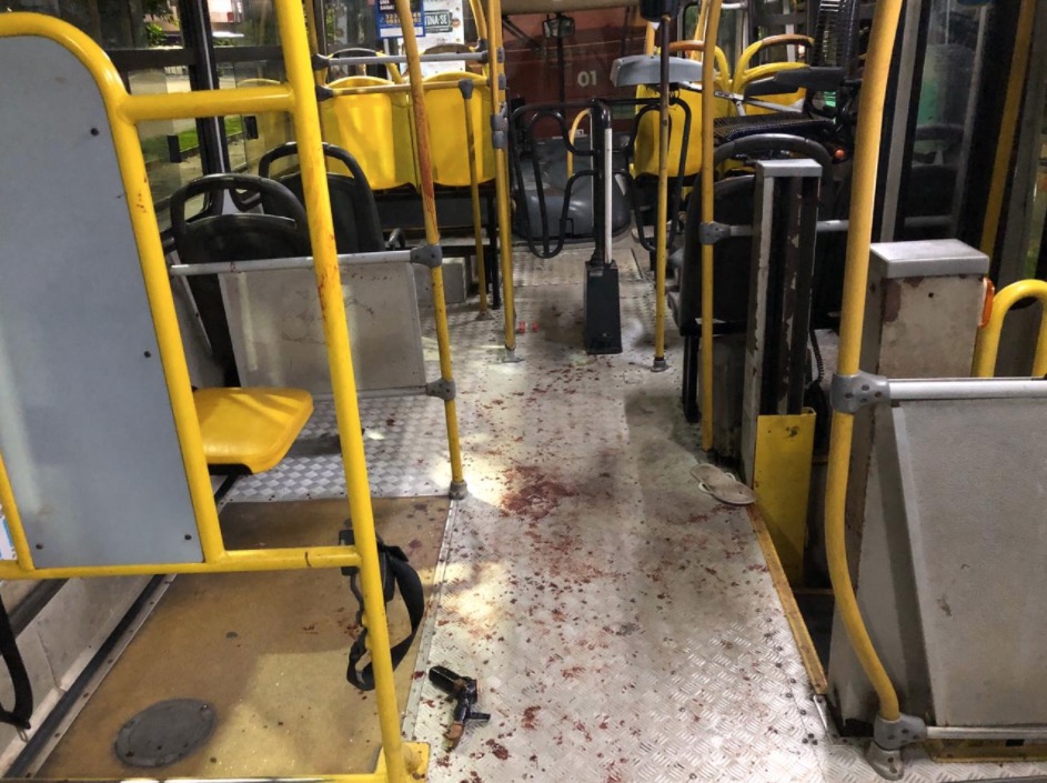 Bandidos se revoltam e esfaqueiam passageiros em assalto a ônibus em Manaus