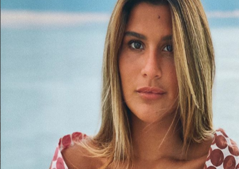 Giulia Costa posa de biquíni sob luz do sol e faz clima ferver na web