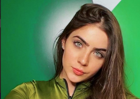 Durante quarentena, Jade Picon posa de biquíni e exibe barriga 'trincada'