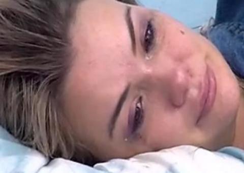 Marcela cai no choro ao lembrar de Daniel e abandona festa de Thelma