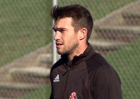 Em quarentena, jogador fica bêbado e passeia em carrinho de golfe