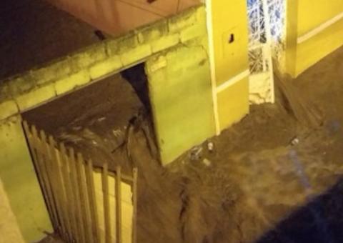 Barreira transborda e lama destrói dezenas de casas em Santana do Ipanema; veja vídeos