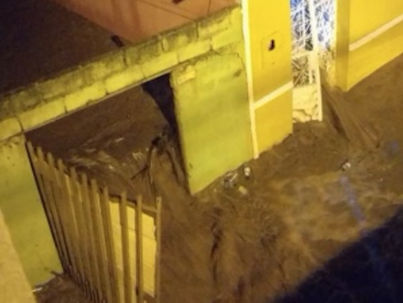 Barreira transborda e lama destrói dezenas de casas em Santana do Ipanema; veja vídeos