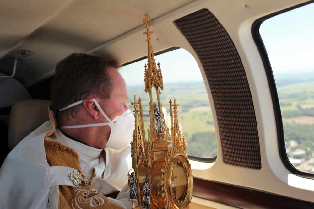 Contra coronavírus, padre usa avião para jogar água benta e abençoar cidades