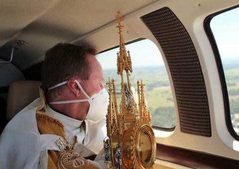 Contra coronavírus, padre usa avião para jogar água benta e abençoar cidades