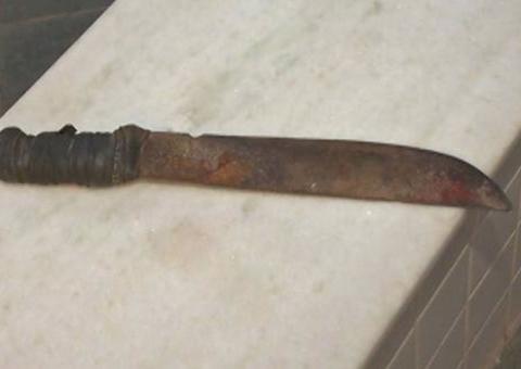 'Endiabrado', jovem invade ônibus com terçado na mão e assalta passageiros em Manaus