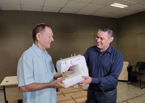 Seap recebe máquinas de costura da Fieam para confeccionar máscaras
