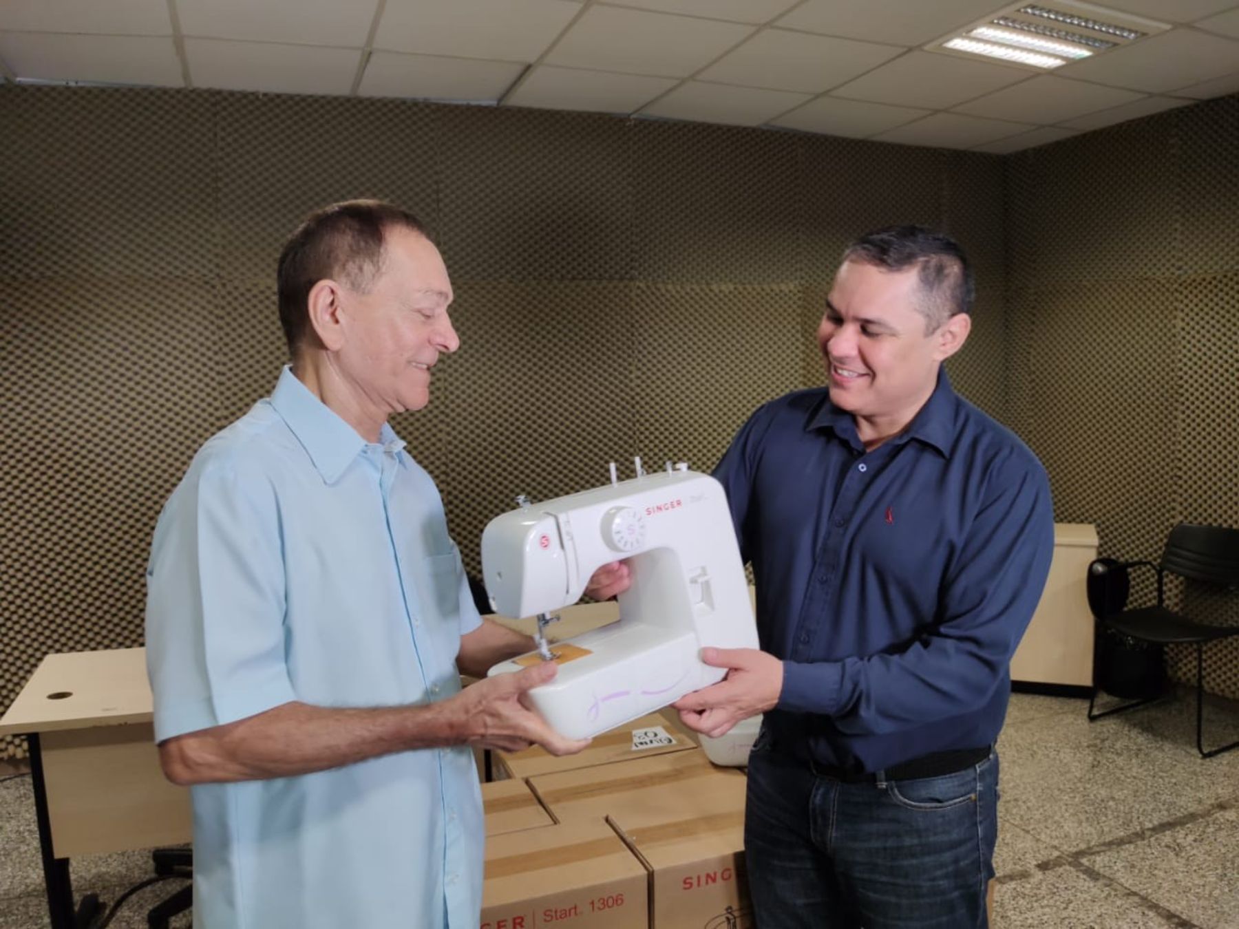 Seap recebe máquinas de costura da Fieam para confeccionar máscaras