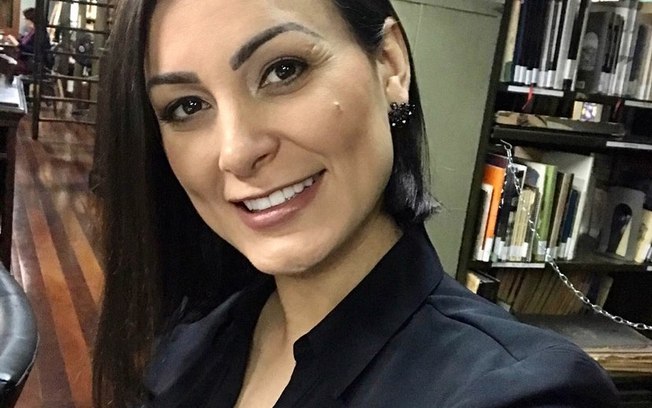 Contra quarentena, Andressa Urach passa por perrengue ao tentar assistir culto online