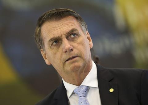 Bolsonaro diz que brasileiro pula no esgoto e não pega nada ao falar sobre coronavírus
