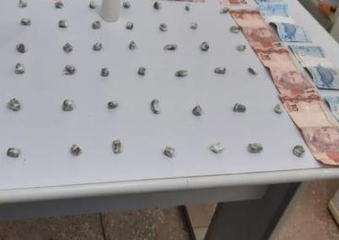 Suspeito é preso após tentar esconder drogas da polícia no Amazonas