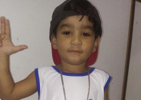 Criminosos atiram de dentro de carro e criança de 4 anos morre ao ser atingida por disparos