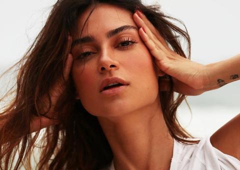 Thaila Ayala posa nua em clique durante banho e seguidores disparam: 'Perfeita'