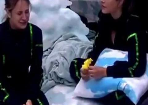 Aos prantos, Gabi lembra que não pode comer leite em pó e Mari dá conselho inusitado