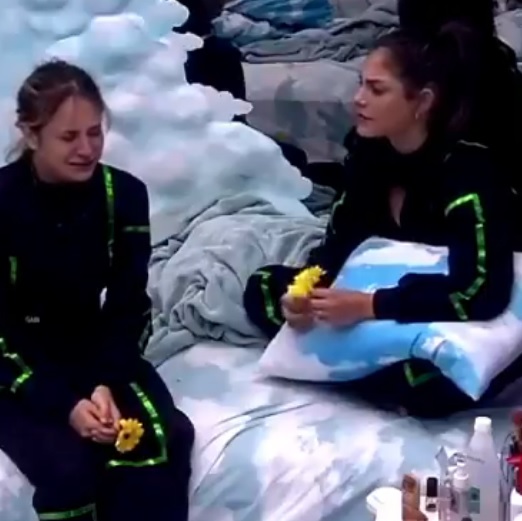 Aos prantos, Gabi lembra que não pode comer leite em pó e Mari dá conselho inusitado