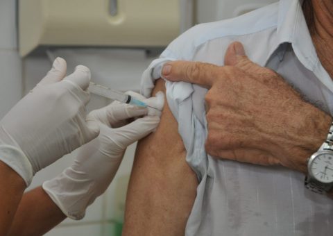 Serviço de drive-thru para vacinação de idosos gera longa fila em frente a shopping de Manaus