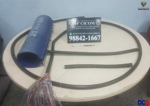 Homens são arrancados de poste ao serem flagrados roubando cabos em Manaus