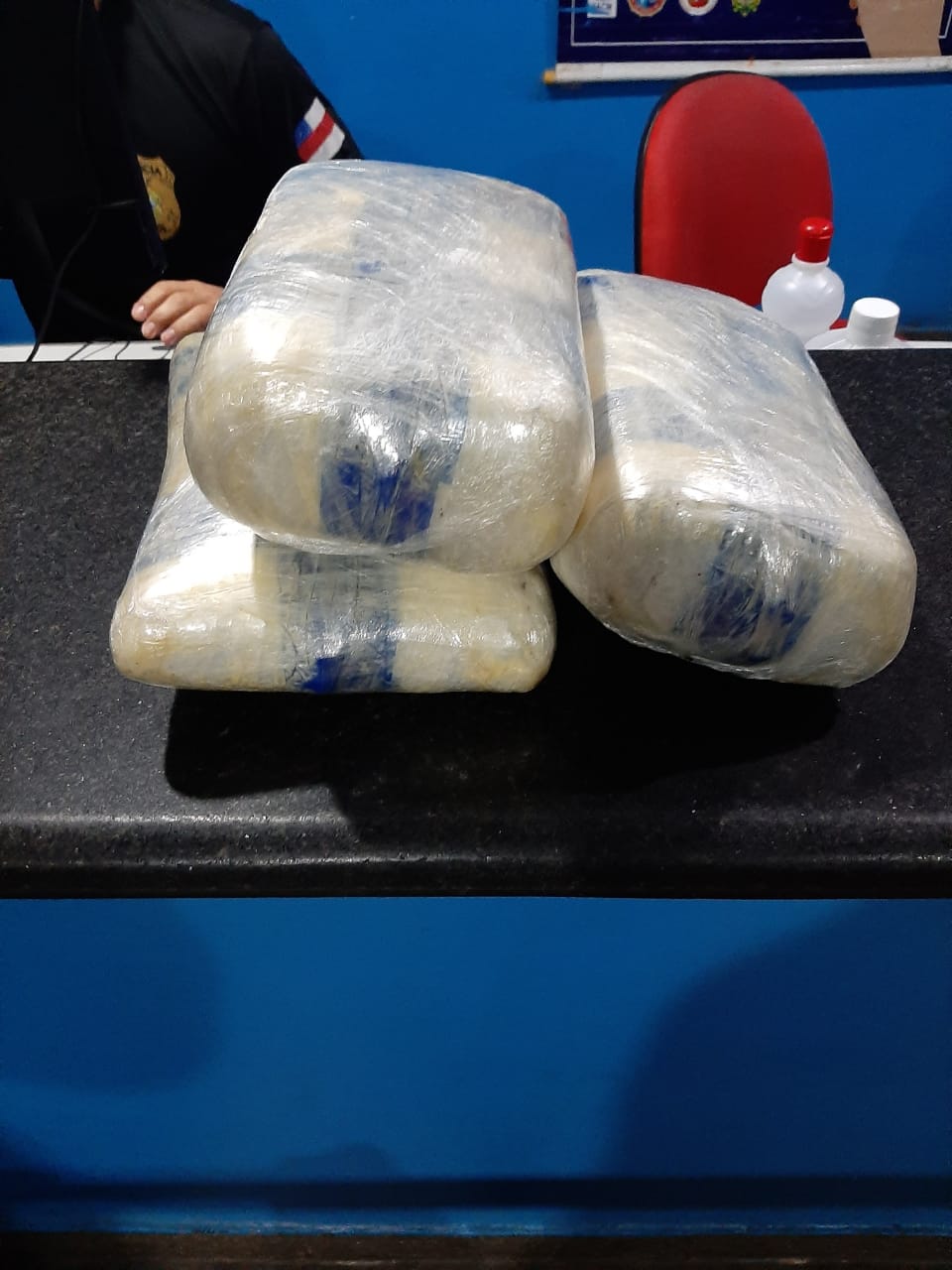 Adolescente é apreendida com três tabletes de maconha no Aeroporto Internacional de Manaus