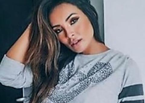 Carol Nakamura posa de micro calcinha e deixa marmanjos babando 