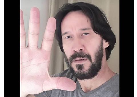 Brasileiro choca com semelhança com Keanu Reeves; veja fotos
