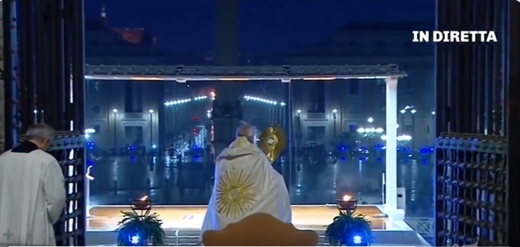 Papa reza só e concede indulgência plenária por pandemia de coronavírus