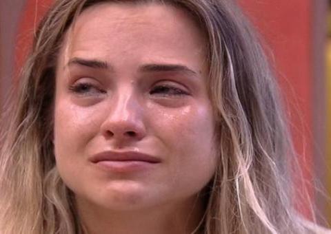 BBB20: De joelhos e chorando, Gabi faz apelo para a mãe sobre Paredão 