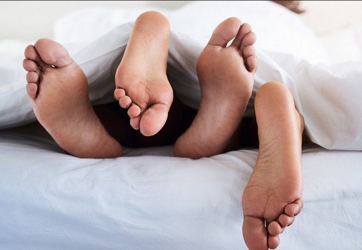 Fazer cócegas nos pés do parceiro faz com que ele segure a ereção por mais tempo