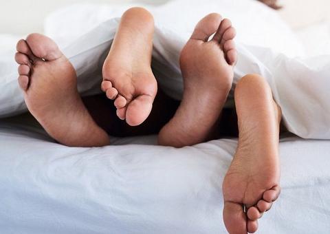Fazer cócegas nos pés do parceiro faz com que ele segure a ereção por mais tempo
