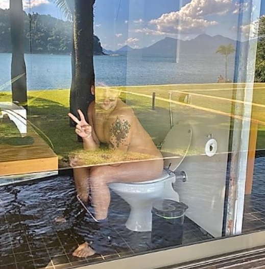 Com a cueca arriada, Saulo Pôncio surge em momento íntimo no banheiro