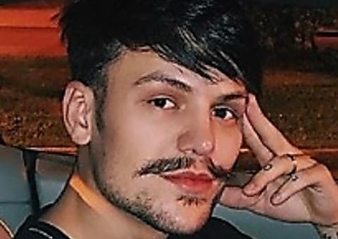 Com a cueca arriada, Saulo Pôncio surge em momento íntimo no banheiro