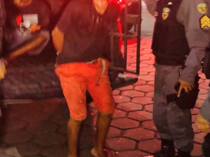 Em Manaus, populares se amontoam para espancar dupla durante tentativa de assalto