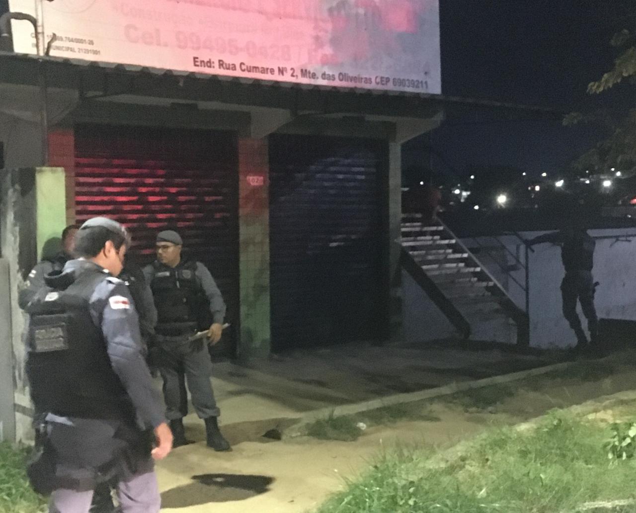 Detento deixa escada lavada de sangue ao ser assassinado em Manaus