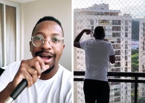 Em quarentena, Mumuzinho faz show na varanda de prédio e agita vizinhos