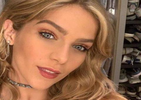Isabella Santoni se veste de alienígena e diverte fãs