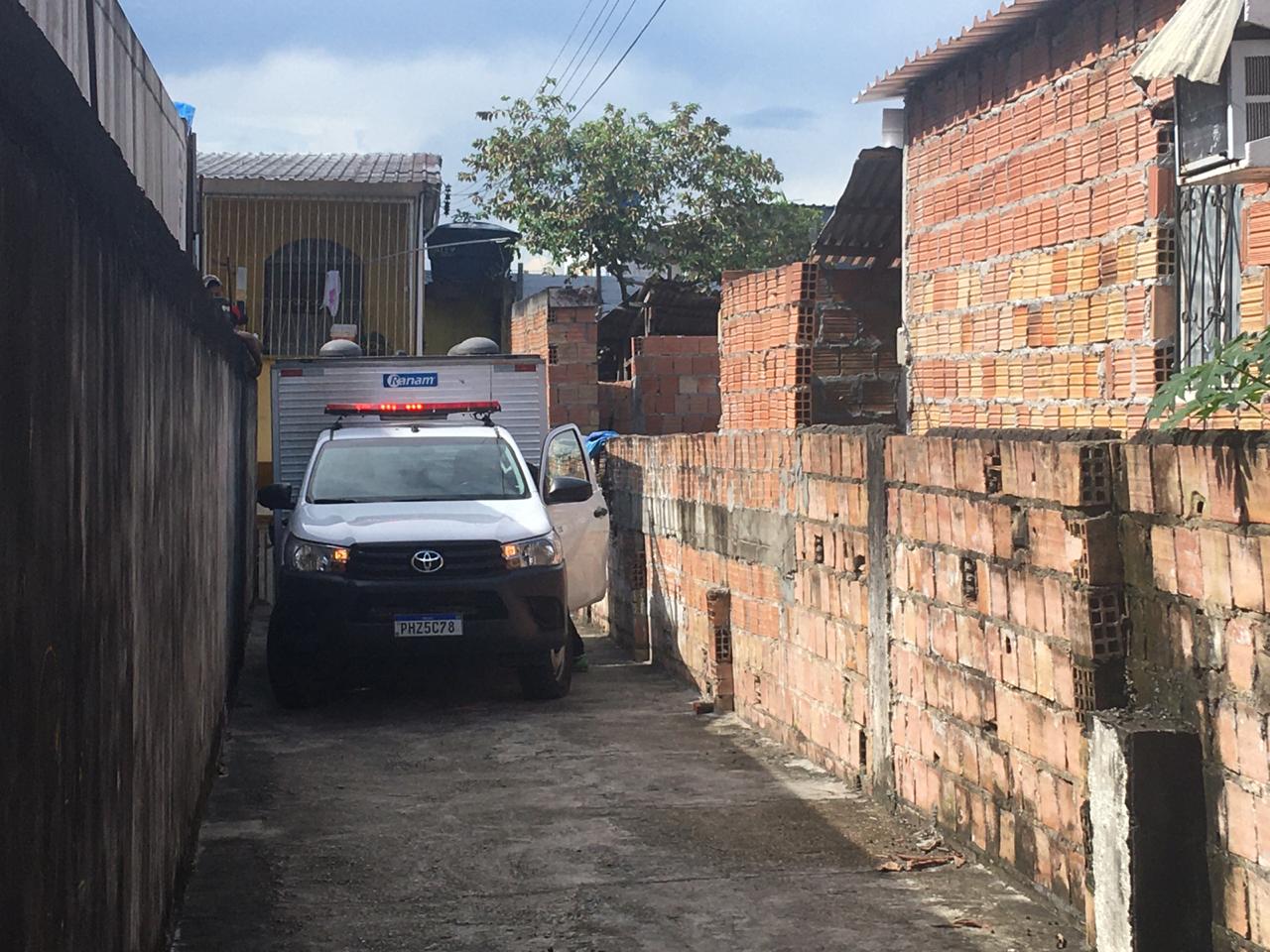 Homem morre após levar choque elétrico enquanto lavava pátio em Manaus
