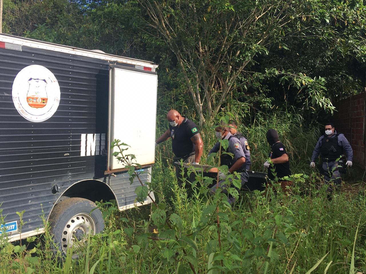 Com dentadura arrancada, corpo de homem é encontrado em área de mata em Manaus